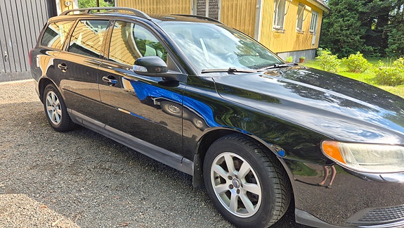 Volvo V70 2 of 5