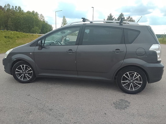 Toyota Corolla Verso 3 of 5
