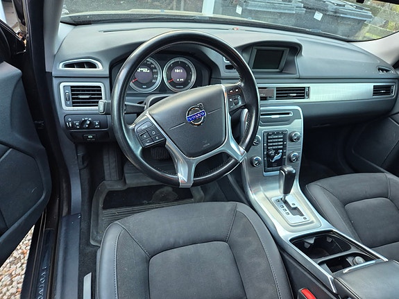 Volvo XC70 2 of 3