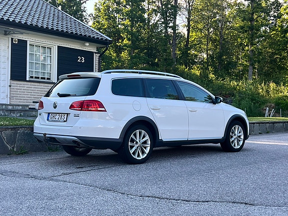 Volkswagen Passat Alltrack 3 of 5