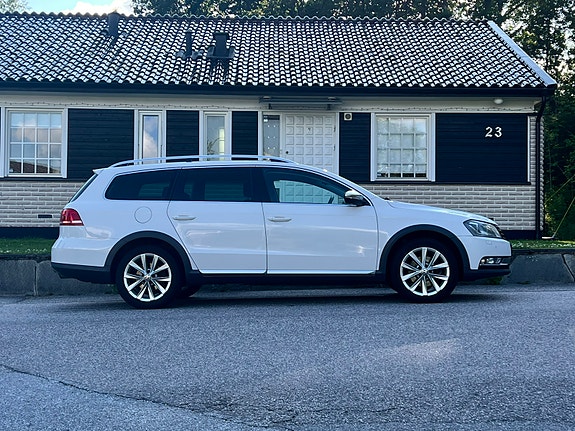 Volkswagen Passat Alltrack 2 of 5