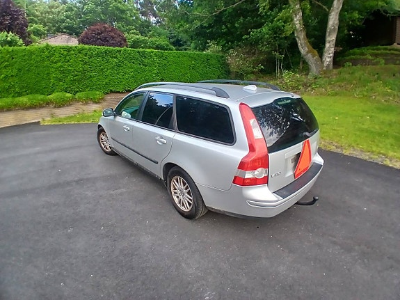 Volvo V50 3 of 5