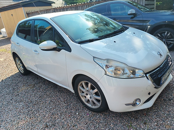 Peugeot 208 2 of 4