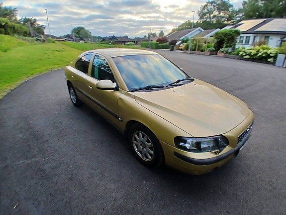 Volvo S60 2 of 5