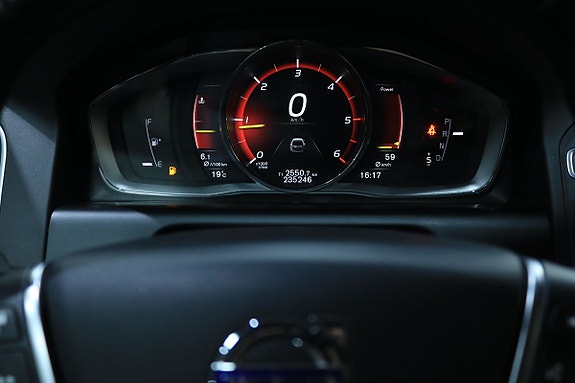 Volvo XC60 13 of 28