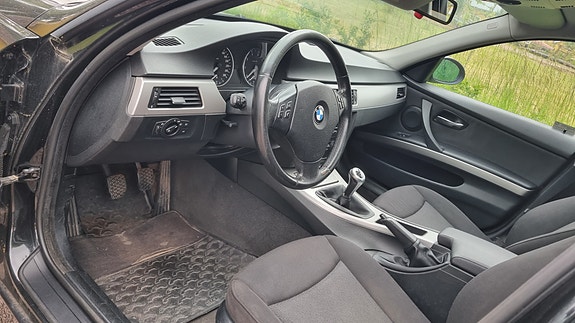 BMW 320i 12 of 14