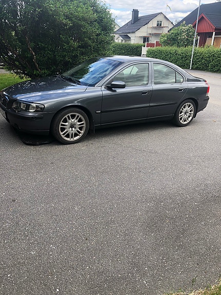 Volvo S60 2 of 5