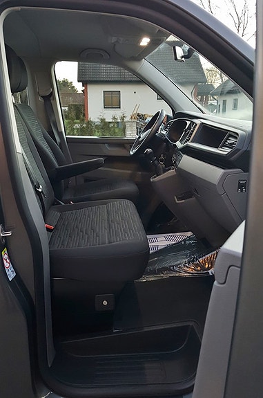 Volkswagen Caravelle 4 of 5