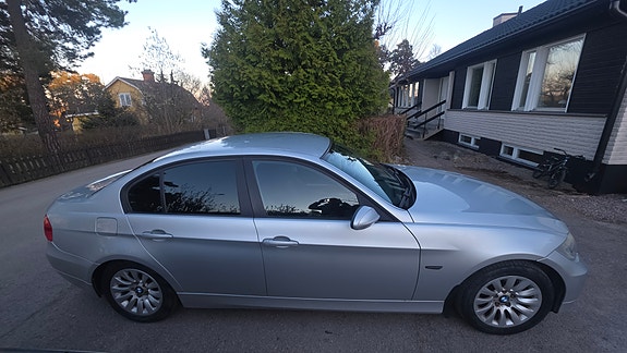 BMW 320i 2 of 10
