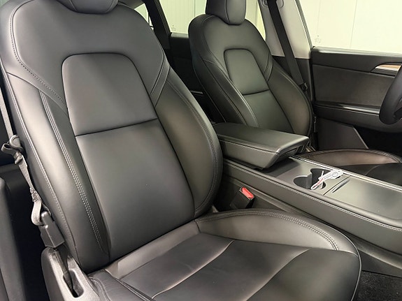 Tesla Model Y 8 of 16