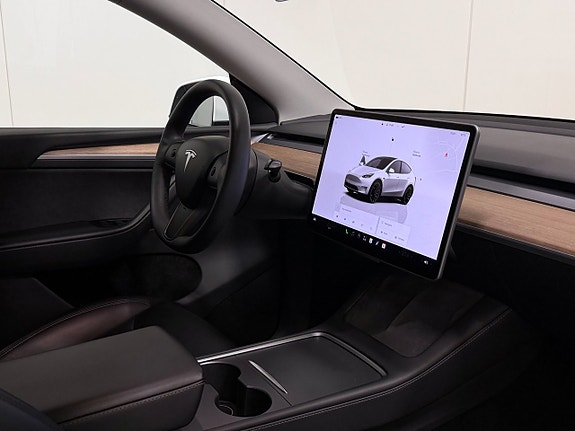 Tesla Model Y 6 of 16