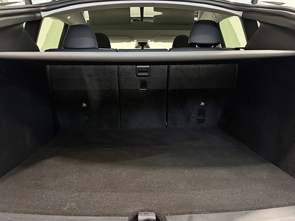 Tesla Model Y 12 of 16