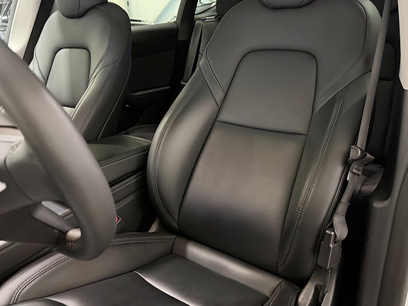 Tesla Model Y 7 of 16