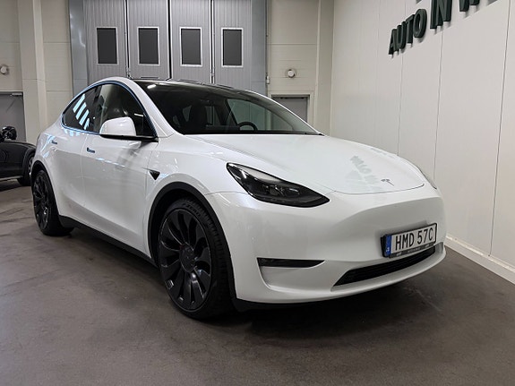 Tesla Model Y 14 of 16