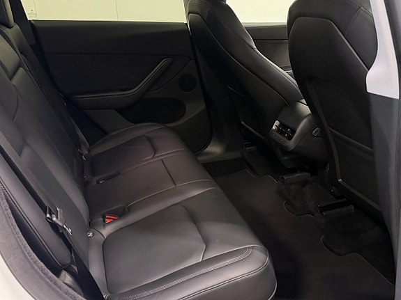 Tesla Model Y 9 of 16
