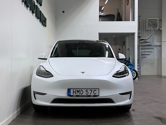 Tesla Model Y 16 of 16