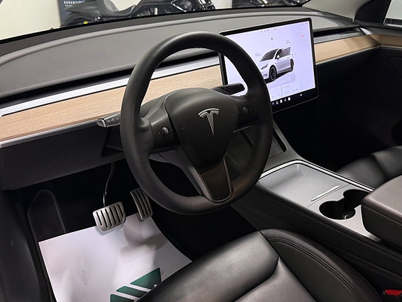 Tesla Model Y 5 of 16