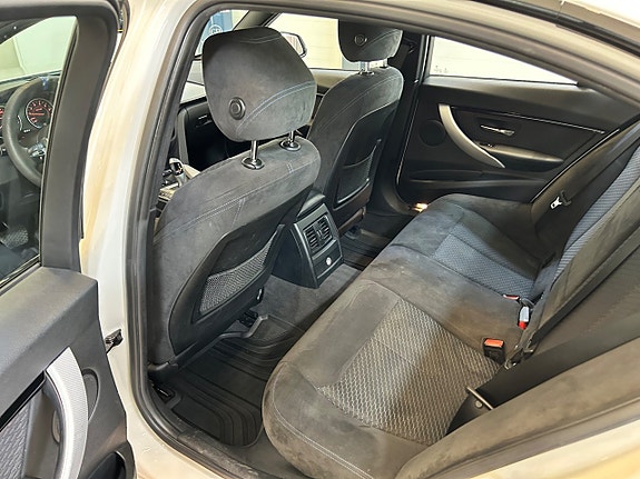 BMW 330e 12 of 18