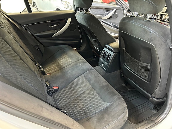 BMW 330e 16 of 18