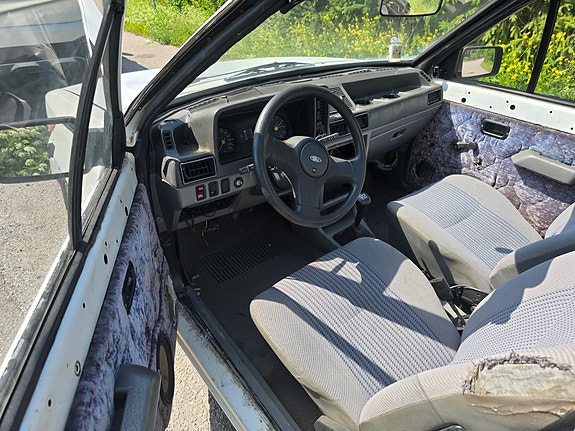 Ford Escort 2 of 5