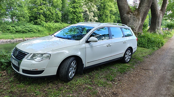 Volkswagen Passat 2 of 5