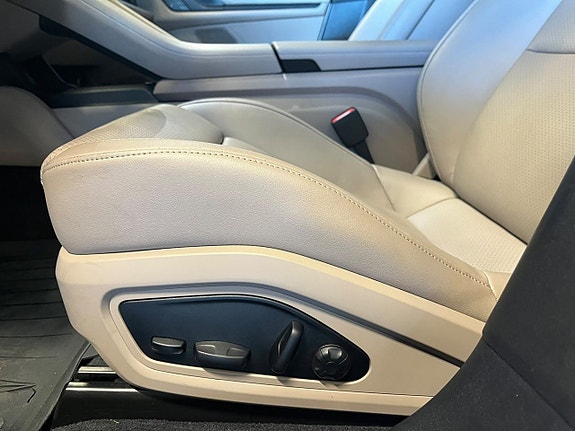 Porsche Taycan 14 of 30