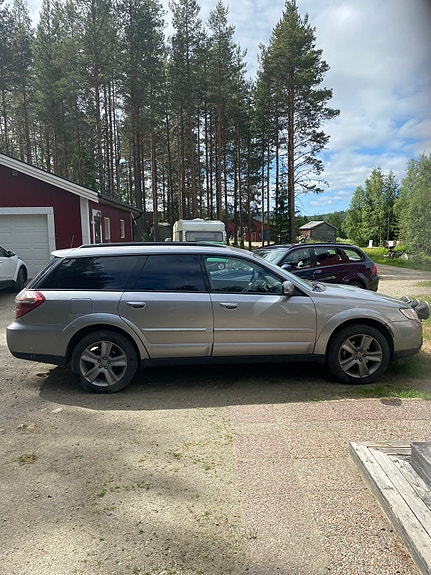 Subaru Outback 2 of 5