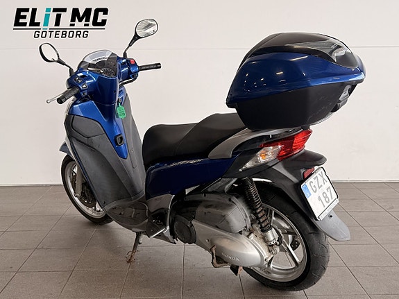 Honda SH300 | ABS | Nyservad | Nytt bakdäck 4 of 9