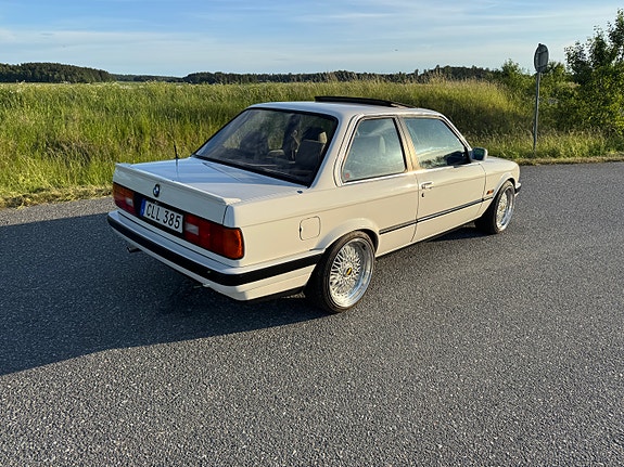 BMW 318i 3 of 5