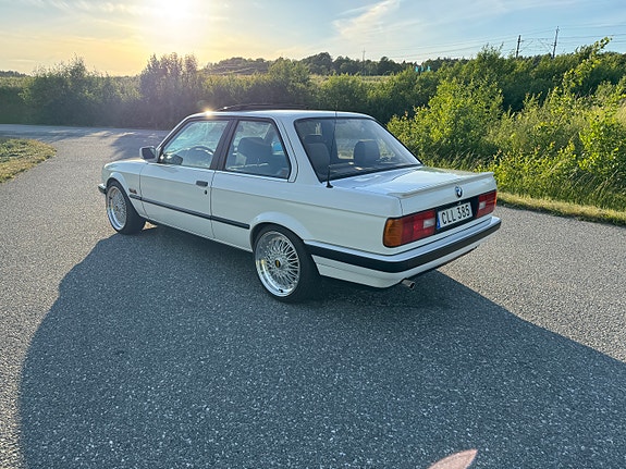 BMW 318i 4 of 5
