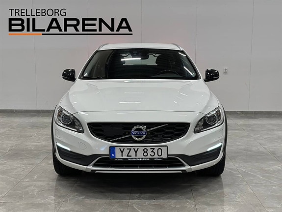 Volvo V60 Cross Country 3 of 5