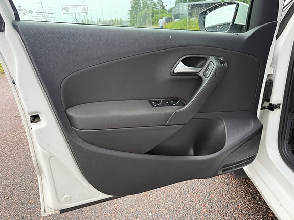 Volkswagen Polo 9 of 16