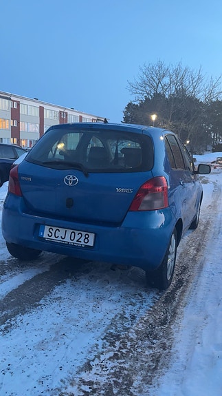 Toyota Yaris 4 of 8