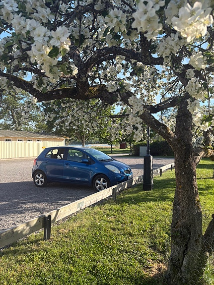 Toyota Yaris 3 of 8