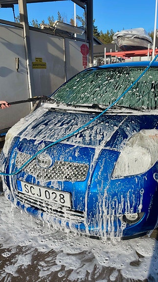 Toyota Yaris 2 of 8