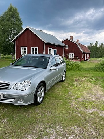 Mercedes-Benz C220 3 of 5