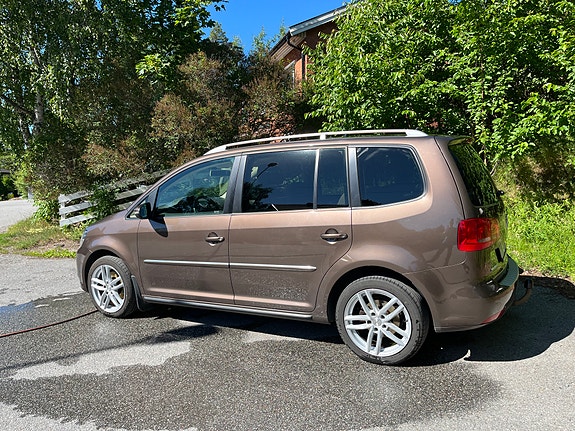 Volkswagen Touran 2 of 5