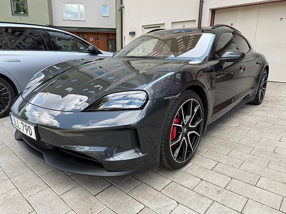 Porsche Taycan Sport Turismo 2 of 5
