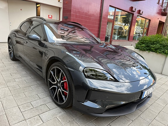 Porsche Taycan Sport Turismo 3 of 5