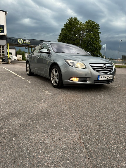 Opel Insignia 2 of 3