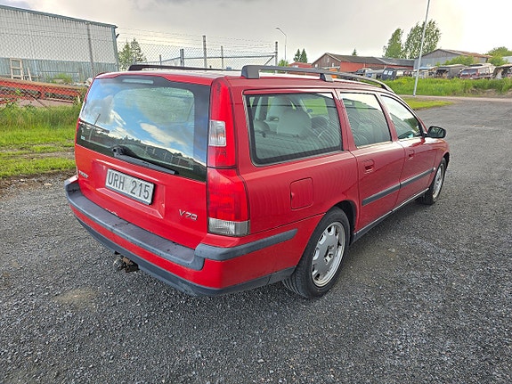 Volvo V70 3 of 5