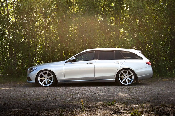 Mercedes-Benz E220 2 of 5