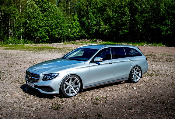Mercedes-Benz E220 4 of 5