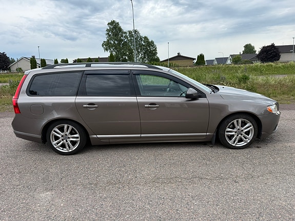 Volvo V70 2 of 11