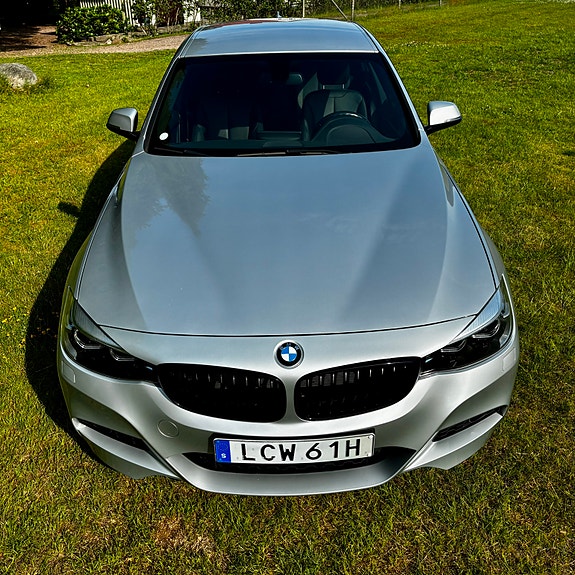 BMW 320i 3 of 5