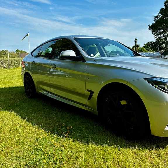 BMW 320i 11 of 16