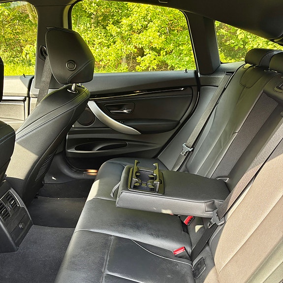 BMW 320i 13 of 16