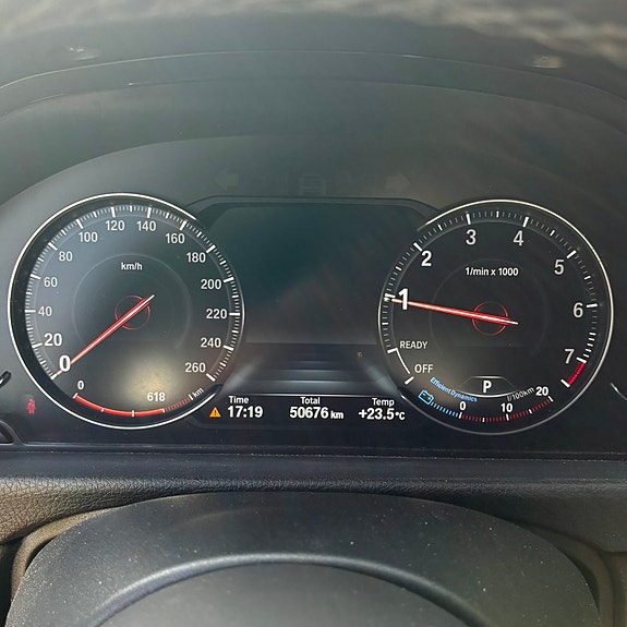 BMW 320i 15 of 16