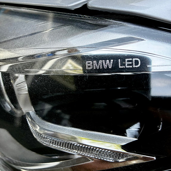 BMW 320i 10 of 16