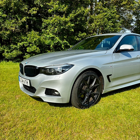 BMW 320i 2 of 5